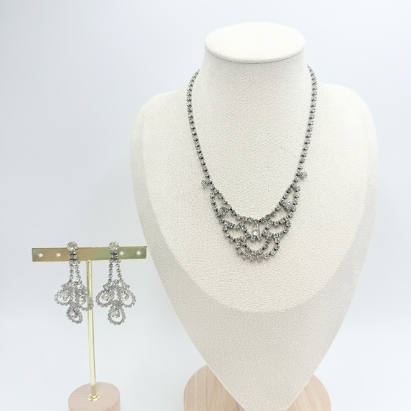Vintage Clear Crystal Floral Shaped Bib Necklace Clip on Earrings Sets - Picture 1 of 12